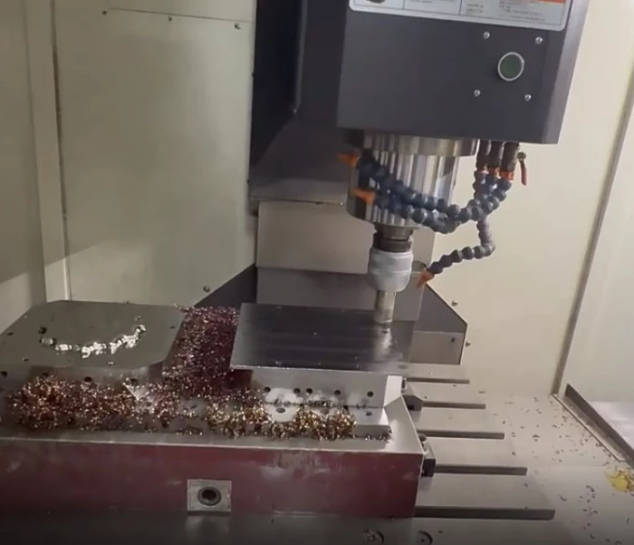 Maquinaria de fresado que mecaniza la placa de acero.